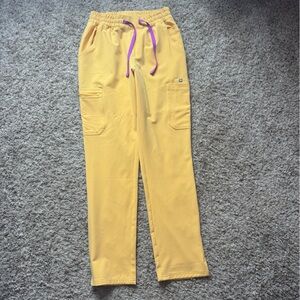 Women’s Figs Dowa scrub pant in dandelion small/talls